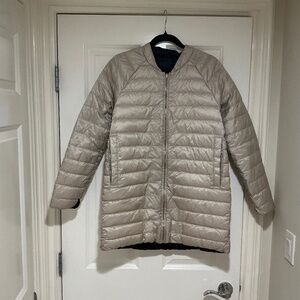 Athleta reversible jacket. Black and silver/off white. Size medium.